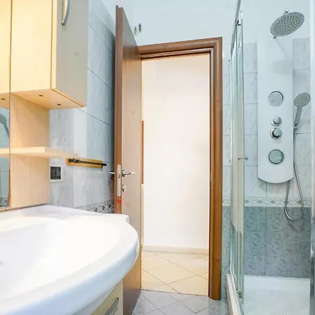 1 Bedroom Beautiful In Genova * Больцането