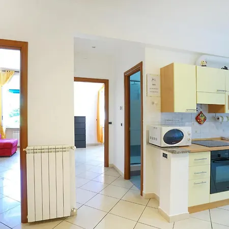 1 Bedroom Beautiful In Genova Apartment *
