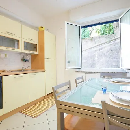1 Bedroom Beautiful In Genova Apartment *